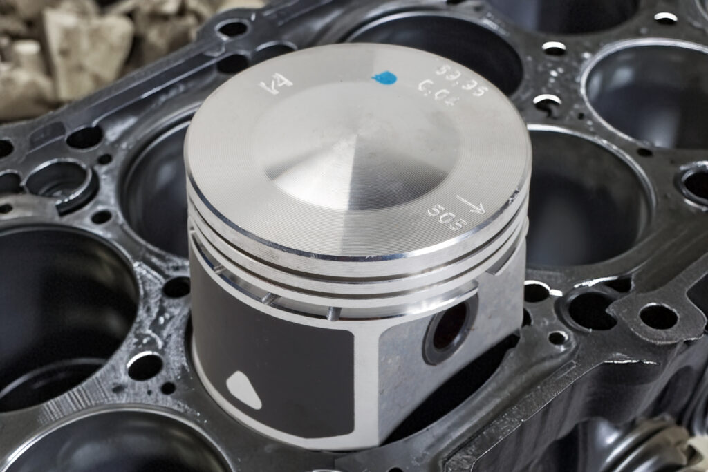 Peça automotiva em destaque, ilustrando a função da junta homocinética no sistema de transmissão, sua importância para o veículo e os cuidados de manutenção.