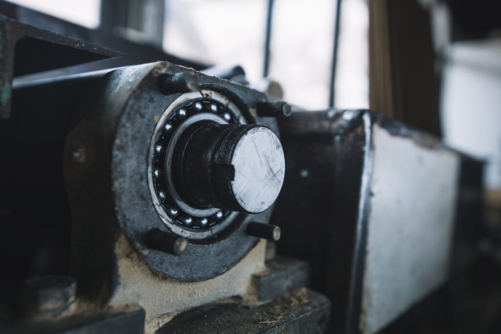 Close de cubo de roda vazio com rolamento exposto, destacando sinais de desgaste e a importância da troca do cubo de roda para manter a segurança e o desempenho do veículo.